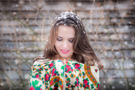 年轻漂亮的女孩，与传统的俄罗斯或乌克兰围巾在冬天的特写肖像