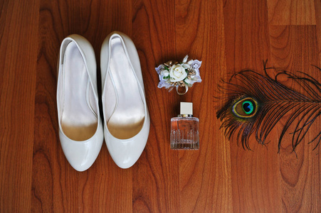 白色婚礼鞋新娘与配件