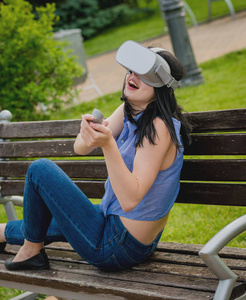 有魅力的年轻女孩在街上戴着虚拟现实眼镜玩游戏。Vr 耳机