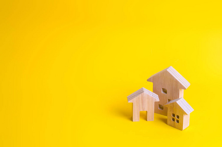 三座黄色背景的房子。房地产的买卖, 建筑。公寓和公寓。城市, 解决。极 简 主义。进行演示。房地产市场