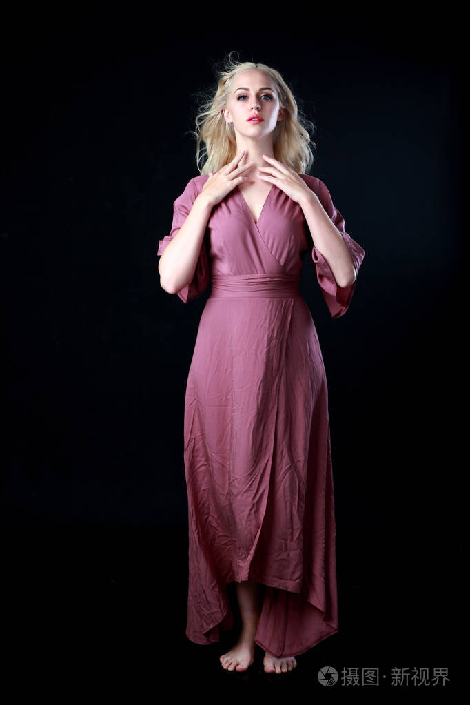 站立姿势.黑色工作室背景