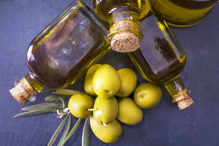 橄榄和瓶装的特级橄榄油