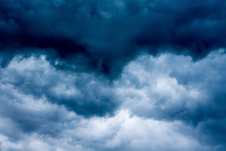 暴风雨中黑暗的暴风雨的天空。设计模板