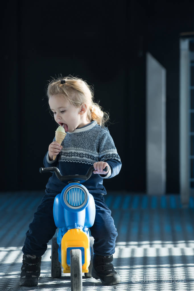 儿童或小男孩玩具自行车吃冰激淋