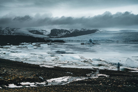 Fjallsarlon Jokulsarlon 巨大的冰川和山脉在冰岛 Vatnajokull 冰川空中无人机图像与云和蓝天。V