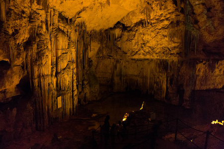 海王星的石窟是位于意大利撒丁岛的阿尔盖罗镇附近的一个钟乳石洞穴。