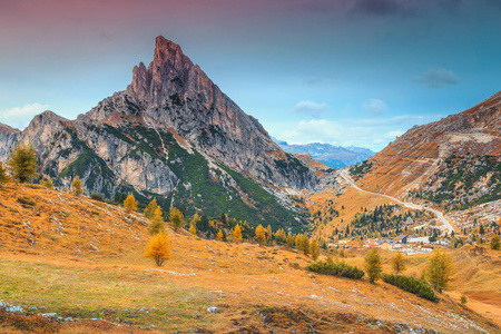 美丽的秋天风景, 梦幻般的 Falzarego 高山通行证和高山, 白云岩, 意大利, 欧洲