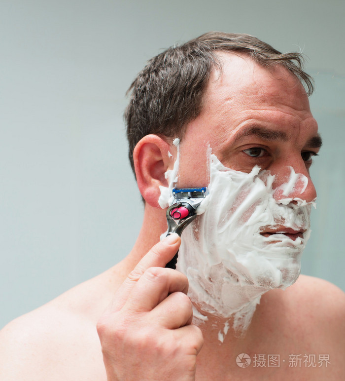 男人刮胡子的脸