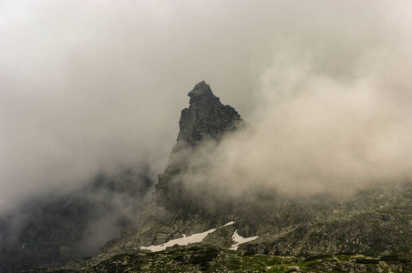 峰值的和尚在雾中。高塔特拉山。波兰