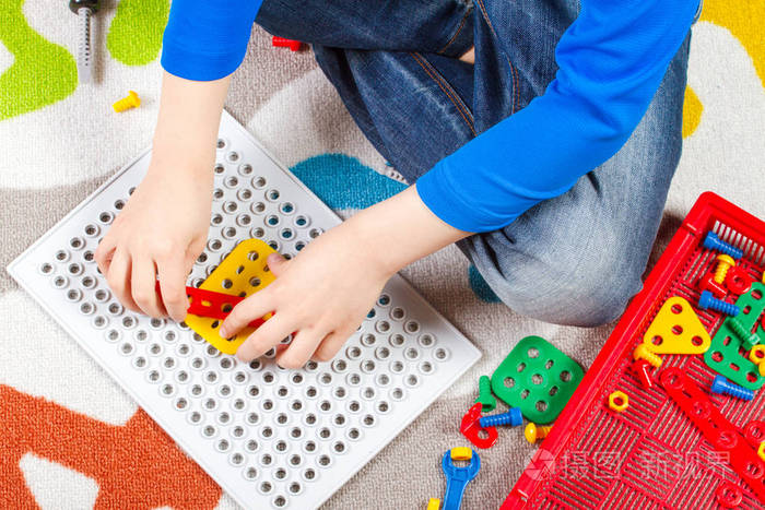 孩子们手玩玩具工具套件的特写.顶视图