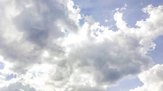 积云像蓬松的, 白色的棉球在蓝天上。美丽的日落, 不同的大小和形状