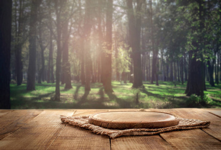 木制的桌子上森林背景上的圆木板
