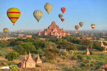很多寺庙和宝塔在蒲甘缅甸与热气球