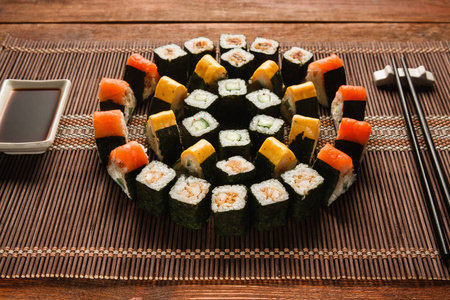 明亮的寿司卷组，食品艺术。日本料理