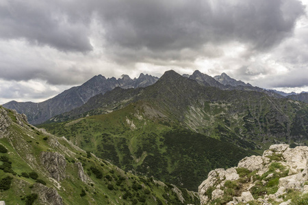 白云下的巨大山峰全景。塔特拉山。S