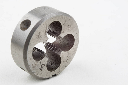 在螺钉中制造螺纹的装置.金属加工配件.白色背景照片