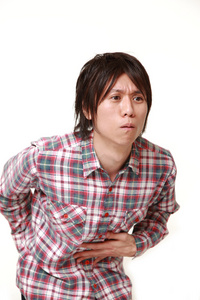 日本年轻人患胃疼想要去厕所.