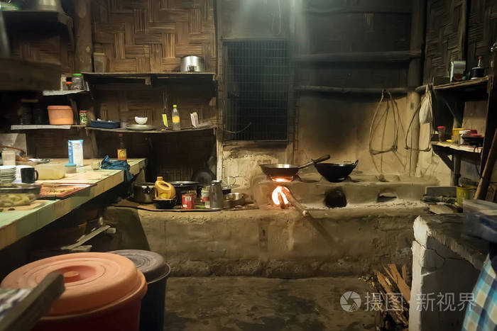 与明火的地方, 吸烟煤, 水壶, 平底锅锅的尼泊尔老房子里的传统厨房