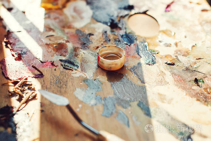 工作场所画家调色板的颜色和画笔.调色板的颜色, 创造性的障碍, 艺术.