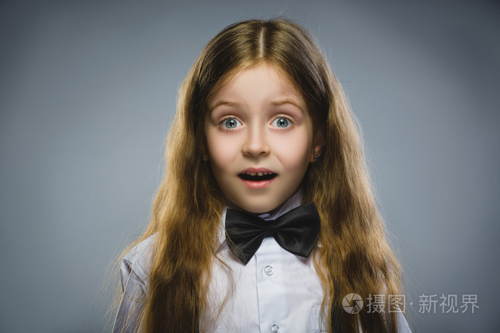 摄图新视界 照片 人物 不知道女孩会惊喜灰色背景的特写肖像.jpg