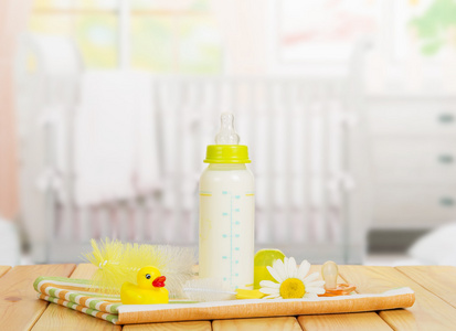 牛奶，洗瓶，在苗圃中表上的安抚奶嘴刷
