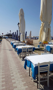 典型的希腊酒馆咖啡馆, 由爱琴海在 Skioni, 哈尔基迪基, 希腊