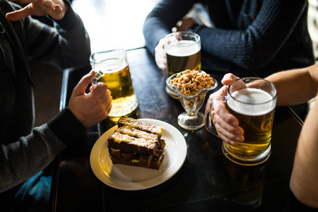 酒吧喝酒碰杯子图片图片