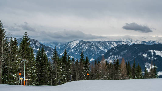 在奥地利滑雪的雪山