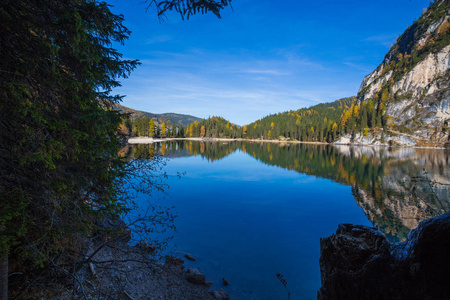 Braies 湖的景色在意大利白云岩阿尔卑斯, 阿尔塔普斯泰里亚山谷, 在 FanesSennes 和 Braies 自然公园