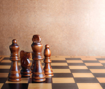 木制国际象棋棋盘与表格和老墙上的数字