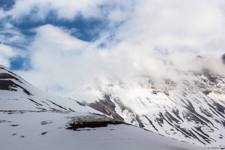 高山景观 冰雪斜坡上空的云