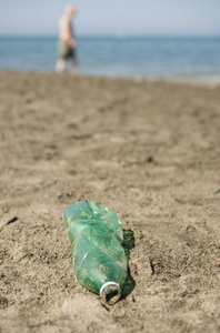 绿色, 塑料瓶留在沙滩上散步的人