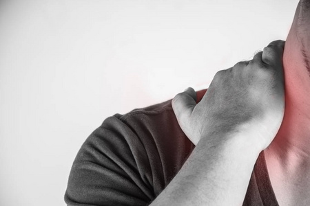 颈背损伤人类.nape 疼痛,关节痛人医疗, 单色调突出显示在后颈照片