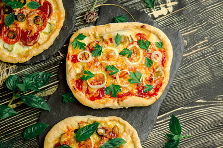 比萨饼, 意大利香肠, 西红柿和奶酪的木质背景。番茄蘑菇新鲜比萨