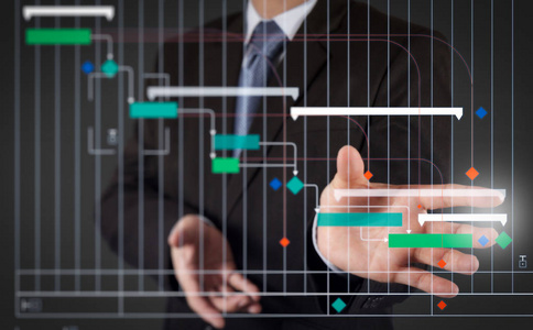项目经理使用里程碑进度计划和甘特图计划虚拟图表来工作和更新任务. 有一只张开手的商人展示了一些概念