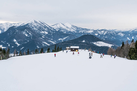 在奥地利滑雪的雪山