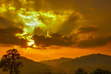 在泰国的山的日落