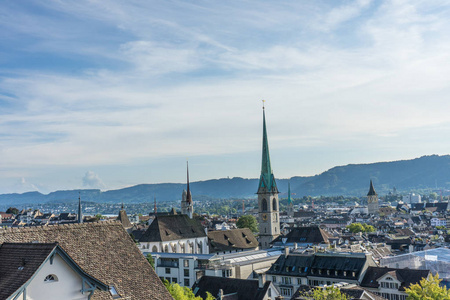瑞士苏黎世老城的风景在夏日的大学山上