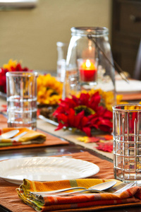 为秋季盛宴设置的餐桌, 重点放在前台