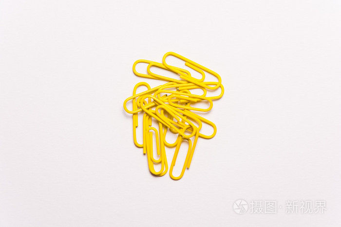 白色背景上的黄色回形针