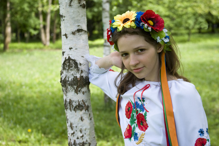 在传统的乌克兰服装的少女
