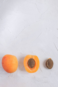 杏 cuted 和 uncuted 在白色背景下的健康饮食减肥夏季水果概念收获有机水果复制空间