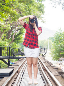 快乐的亚洲妇女度假摄影用单反相机