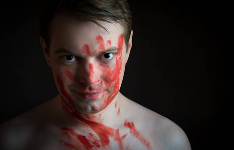 个 脸上全是黑眼睛和血的男人 相似素材图片