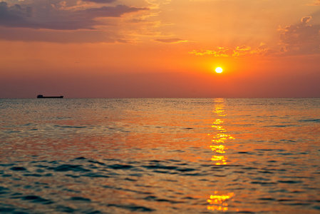 夕阳与海的照片图片