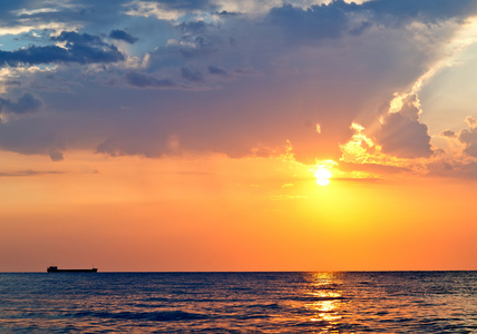 夕阳下大海,美丽的日落照片