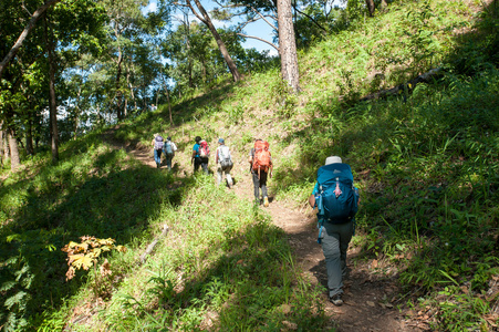 徒步旅行者背包站在一座山，Doi 郑道的泰国