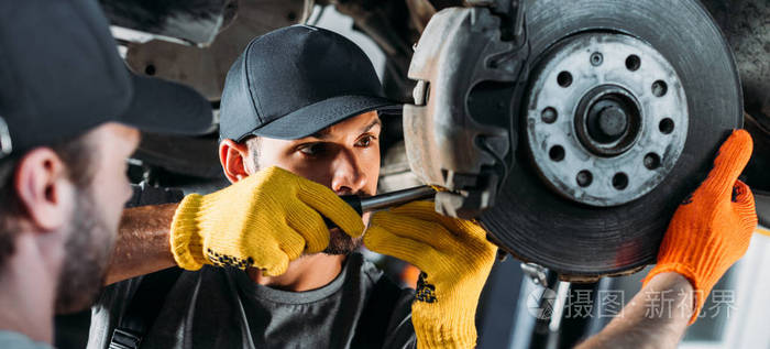 车间无车轮的专业技工修车