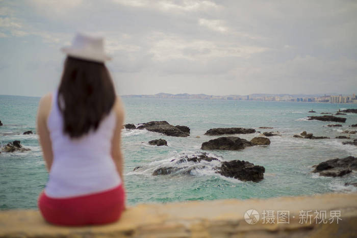 孤独的女人，在海岸上