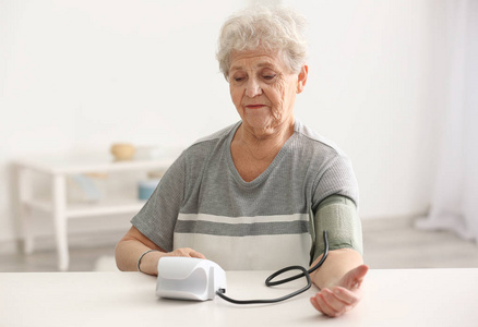 测量血压的老年妇女